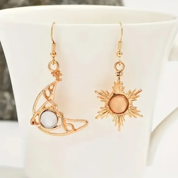 ✨New✨ Sun and Moon earrings - Picture 1 of 2